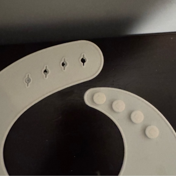 YUM Soft Silicone Bib with Pocket - White - Picture 3 of 3